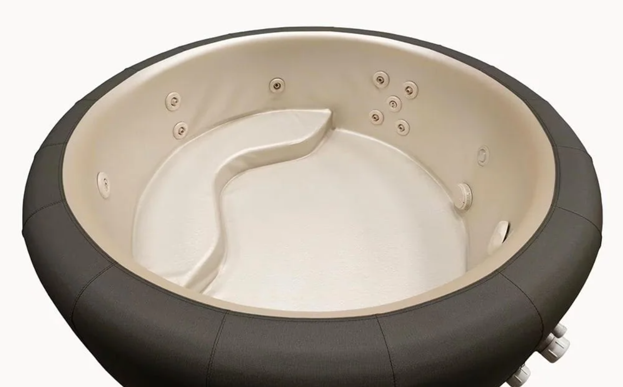 Гореща хидромасажна вана Softub Poseidon в цвят Syntex Graphite и ратанова мебел